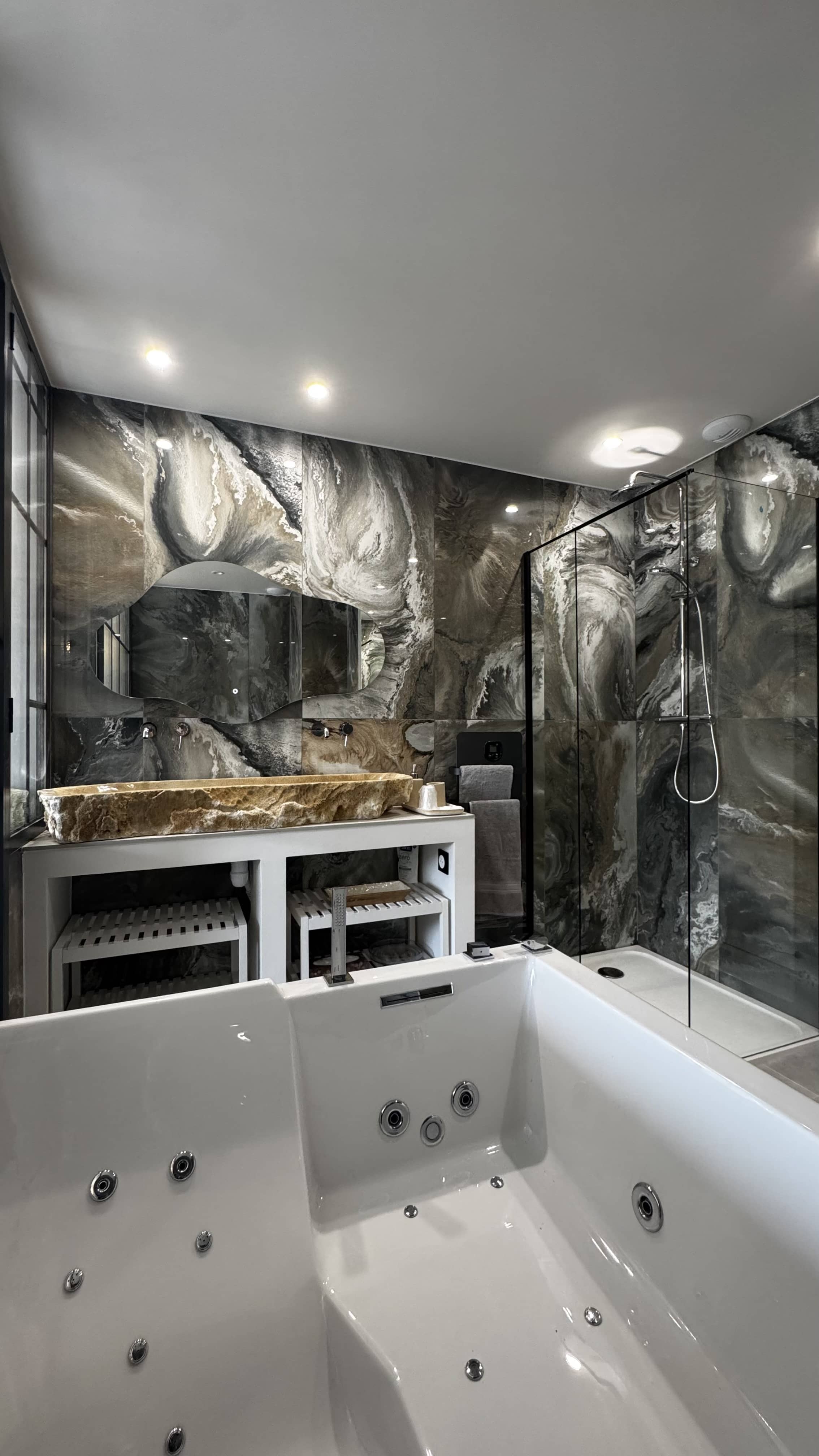 Salle de bains avec baignoire balnéo