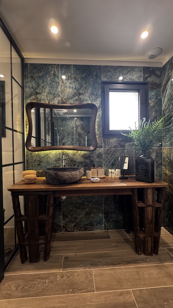 Douche à l'italienne de la suite bohème