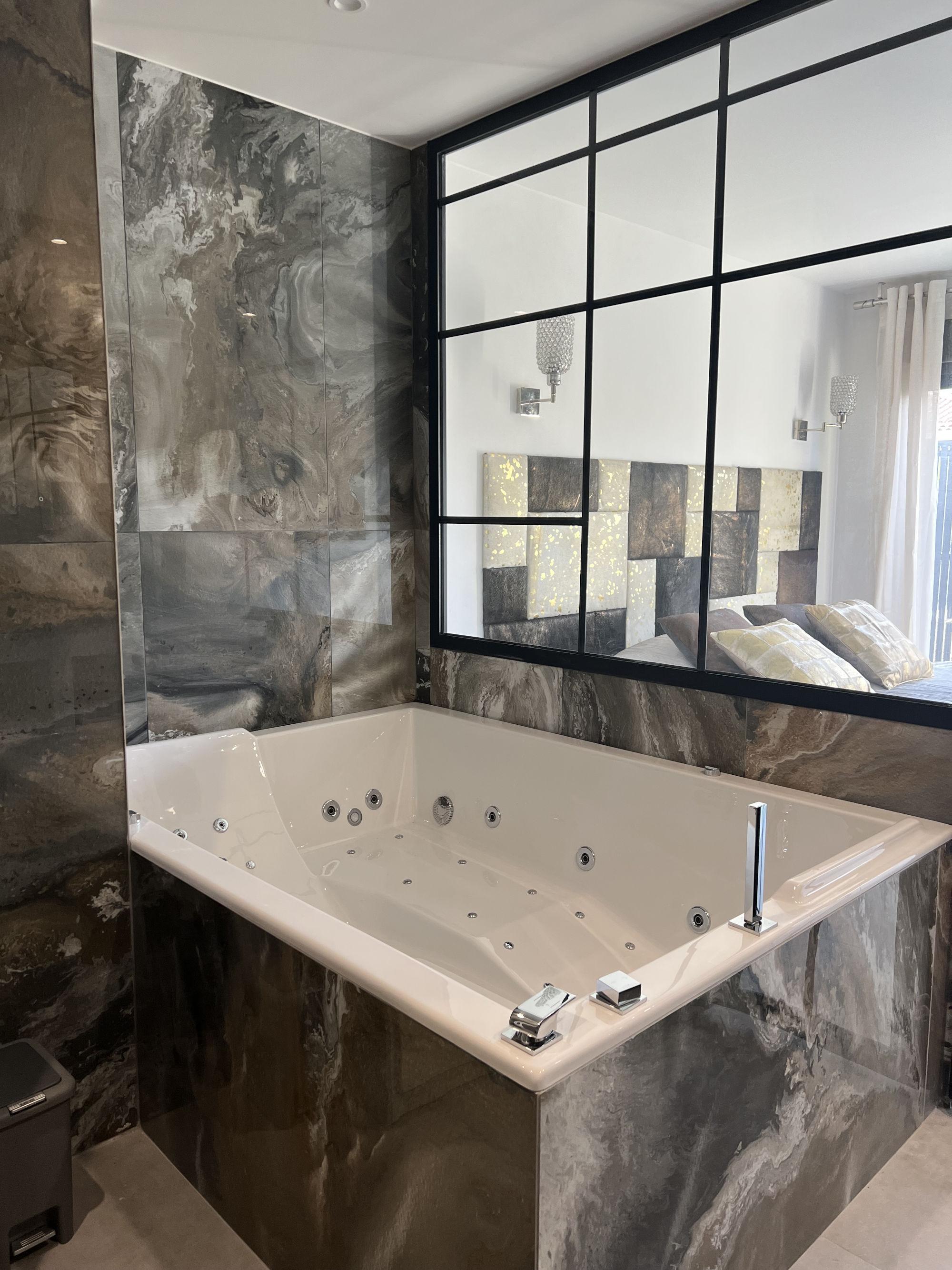 Baignoire balnéo de la Suite Contemporaine du gîte Arbor Vitae