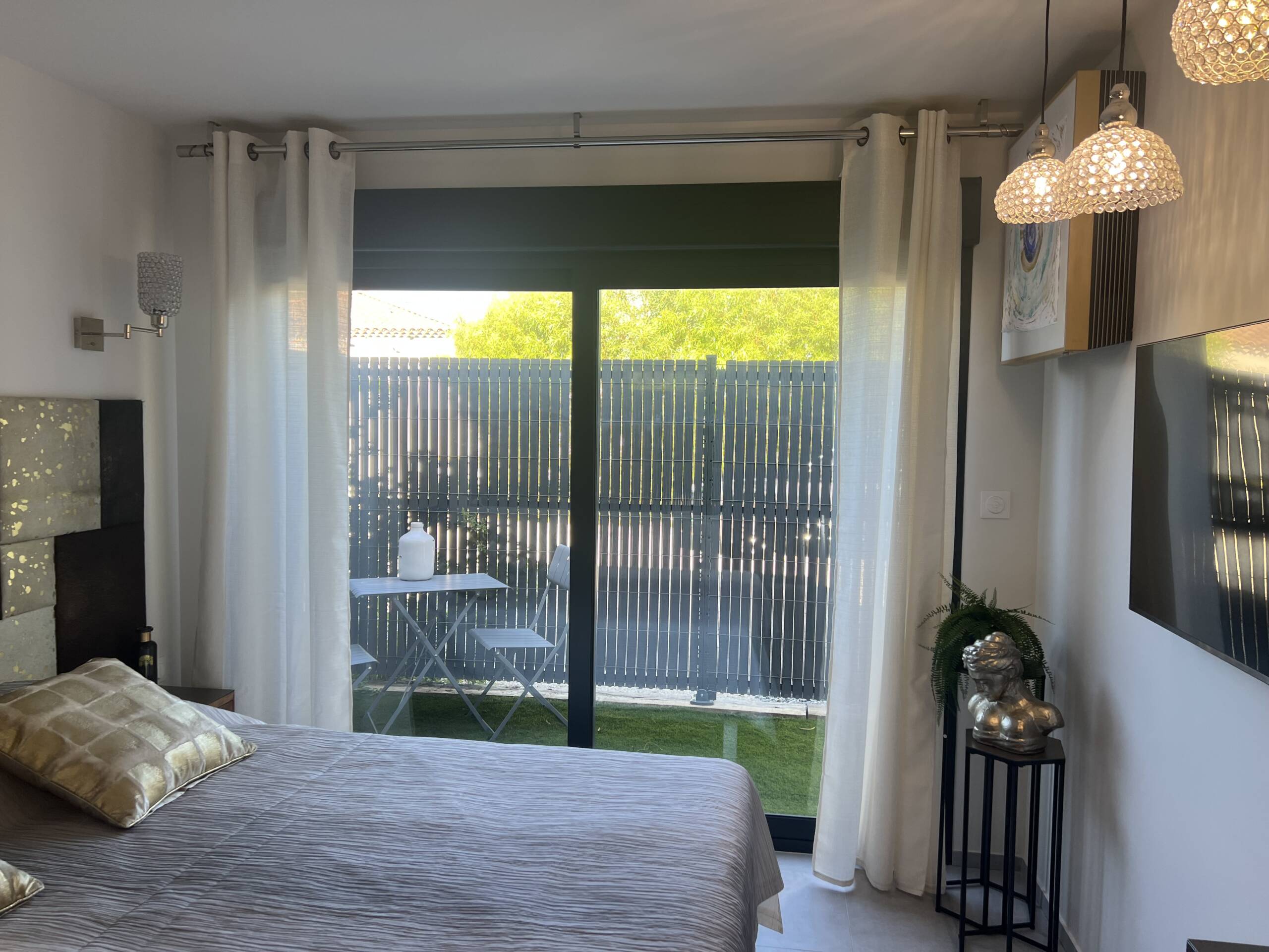 Suite contemporaine avec baignoire balnéo